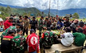 Bakar Batu, Solidkan Satgas Yonif 143/TWEJ Dan Masyarakat Papua