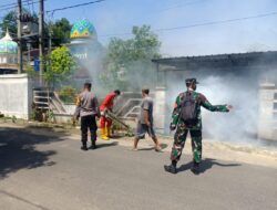 Polres Tuban, Wujud Peduli : Bhabinkamtibmas dan Babinsa di Kecamatan Kenduruan Dampingi Penyemprotan Fogging di Desa Sidomukti