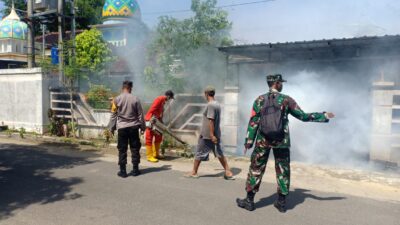 Polres Tuban, Wujud Peduli : Bhabinkamtibmas dan Babinsa di Kecamatan Kenduruan Dampingi Penyemprotan Fogging di Desa Sidomukti