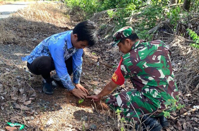 
Bersama Aparat Pemerintahan Desa Asri Mulya, Personel Kodim 1009/Tanah Laut Gelar Aksi Penghijauan