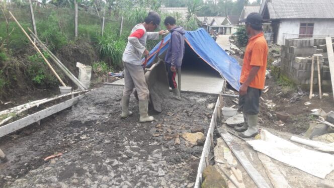 
Hampir 100%, Jalan Dusun Alang-Alang Ombo Desa Sumber Akan Terselaikan Sesuai Spek