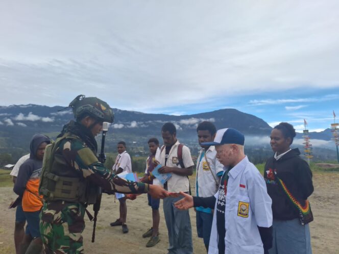 
Abang TNI Kasih Isi Tas Adik-Adik Pedalaman Papua Yang Mau sekolah