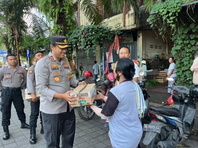 
Jelang Hari Raya Kuningan Kapolres Tabanan Berikan Paket Sembako Kepada Warga Kurang Mampu