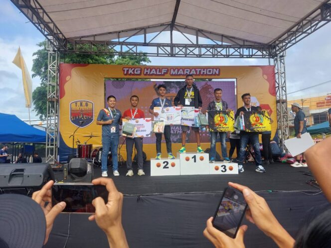 
Atlet Lari Yonif 754/ENK Raih Podium Juara 1 dalam Event TKG Run 5K di Lampung