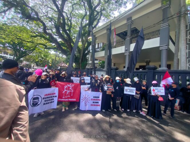 
Aliansi Rakyat Malang Menggugat Untuk Indonesia (ARMMI) Melaksanakan Aksi Damai Di Depan Gedung DPR