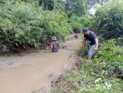 Menyatu Dengan Alam, Babinsa Kodim 1002/HST Bersama Warga Mandingin dan Kias Bersihkan Aliran Sungai