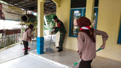 Menyatu Dengan Alam, Koramil 03/Haruyan Bersihkan Lingkungan Dan Tempat Ibadah