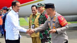 Kapolda Sulteng di Dampingi Kapolres Banggai Sambut Kedatangan Presiden di Bandara Luwuk