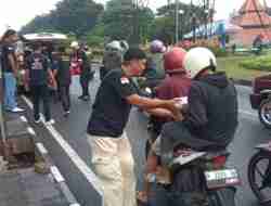 Aksi Peduli Kasih DPC GRIB JAYA Kota Batu Bagi- Bagi Ratusan Paket Takjil Kepada Pengguna Jalan