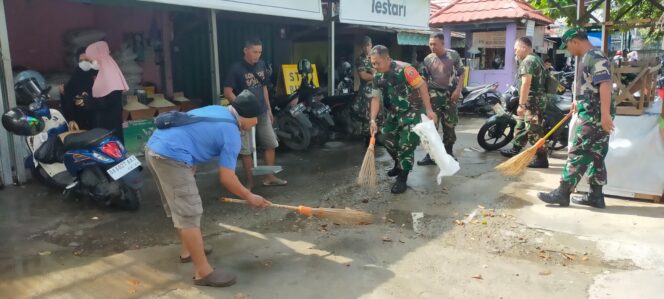 
					Puluhan Personil Babinsa Dari Koramil Banjarmasin Timur Bersama Warga Bahu Membahu Bersihkan Pasar Tradisional di Kelurahan Pengambangan