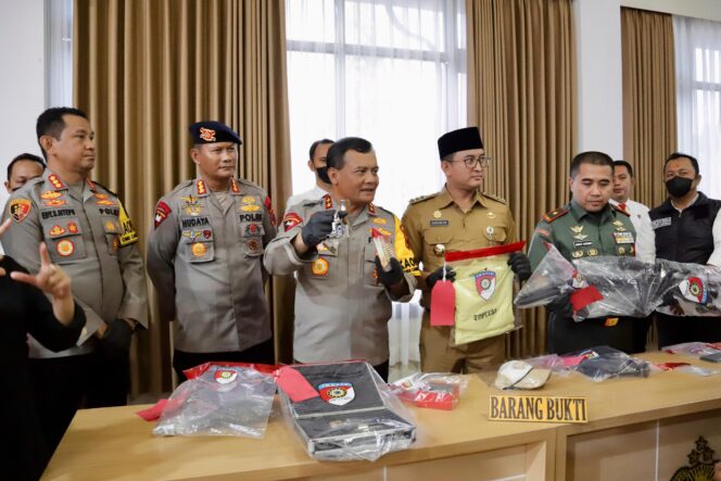 
Irjen Pol Ahmad Luthfi Kapolda Jateng Conference Pers keberhasilan Polresta Banyumas Ungkap Kasus Penembakan