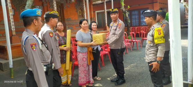 
					Kapolsek Kediri Bersama Staf Melayat Ke Griya Perean di Kediri