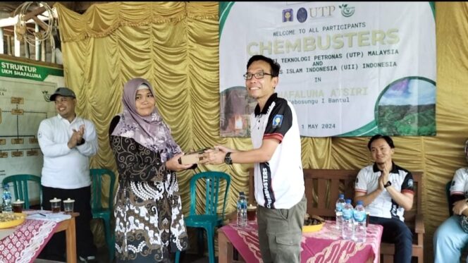 
					CHEMBUSTERS Universiti Teknologi Petronas Malaysia bersama Universitas Islam Indonesia di UKM Syafaluna Kobosungu Dlingo Bantul