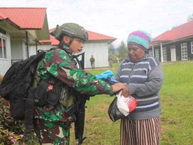 
					Satgas Buaya Putih Bagikan Bantuan Sembako dan Pakaian di Distrik Ilaga