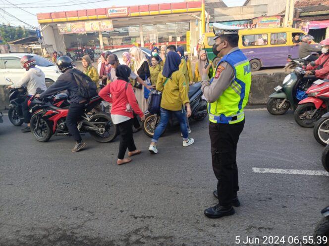 
					Polsek Cikupa Gelar Protap Pagi untuk Tingkatkan Kamseltibcar Lantas di Depan PT Cingluh