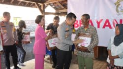 Polres Nganjuk bersama Pengurus Bhayangkari Cabang Nganjuk Bagikan Bansos untuk Warga Kurang Mampu