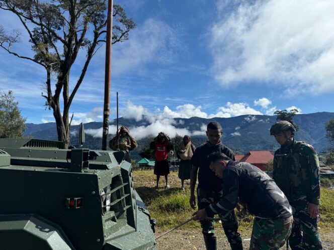 
					Satgas Yonif 509 Kostrad Sigap Bantu Mobil Warga yang Terperosok di Pinggir Jalan Kampung Mamba, Intan Jaya