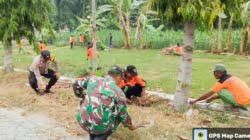 Jelang Tradisi Nyadran, Babinsa Koramil Ngambon Bojonegoro bersih-bersih Desa