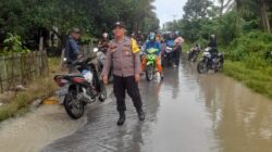Banjir Genangi Jalan Poros Luwuk-Balantak, Ini yang Dilakukan Bhabinkamtibmas