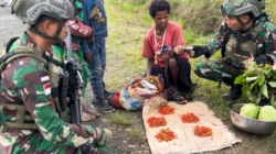 Satgas Yonif 509 Kostrad Laksanakan Kegiatan Rosita di Intan Jaya: Borong Hasil Tani dari Mama Papua