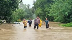 Polisi Bantu Evakuasi Warga Terdampak Banjir di Moilong Banggai