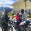 Satgas Yonif 509 Kostrad Berbagi Sembako di Intan Jaya, Papua