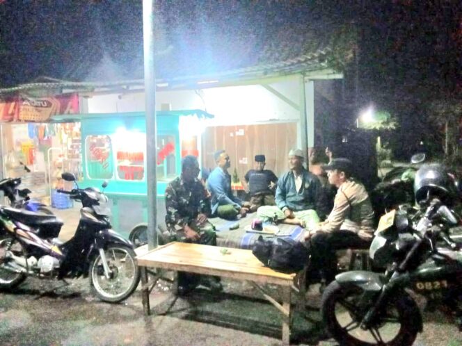 
Patroli Malam Hari oleh Babinsa dan Bhabinkamtibmas di Desa Wonogriyo, Lumajang