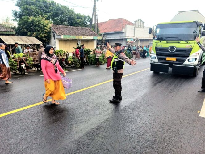 
Polsek Ranuyoso Perkuat Pelayanan dengan Pengaturan Lalu Lintas di Pasar