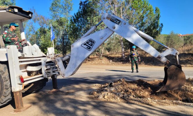 
					Indobatt XXIII-R Perbaiki Jalan Utama Adchit Al Qusayr Dengan Backhoe Loader