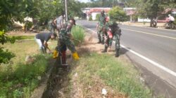 Gotong Royong Bersihkan Parit, Koramil 1002-08 Dapat Apresiasi Warga