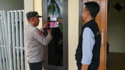 Polres Banggai dan Jajaran Masif Pasang Stiker Imbauan Pilkada Damaii 2024