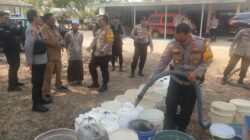 Kapolres Probolinggo Kota Salurkan 10 Ribu Liter Air Bersih untuk Atasi Kekeringan di Desa Sumberkramat