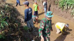 Babinsa Desa Pagergunung Bersama Warga, Gotong Royong Bersihkan Sungai Dukung Kelancaran Irigasi Persawahan