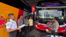 AKP Suwandi Melakukan Pengecekan Armada Bus Akas di Terminal Bayuangga Probolinggo Kota Jelang Nataru