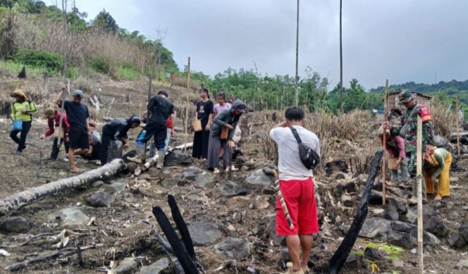 
					Babinsa Batang Alai Timur Bantu Warga Menugal Padi, Dukung Swasembada Pangan