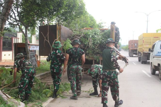 
Peringatan HUT ke-63 Korem 101/Antasari, TNI Bersihkan Makam Pahlawan