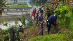 Babinsa Desa Sukosewu Bersama Warga Bersihkan Sumber Mata Air Telaga Urung-Urung