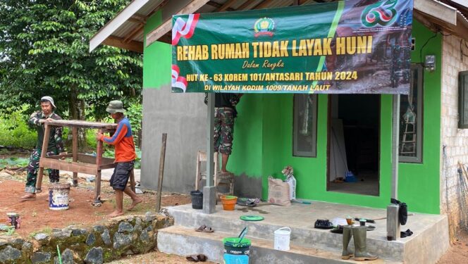 
					Kodim 1009/Tanah Laut Bedah Rumah Nenek Boinem, Sambut HUT Korem Ke-63