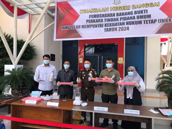 
					Bentuk Sinergitas, Polres Banggai Hadiri Pemusnahan Barang Bukti