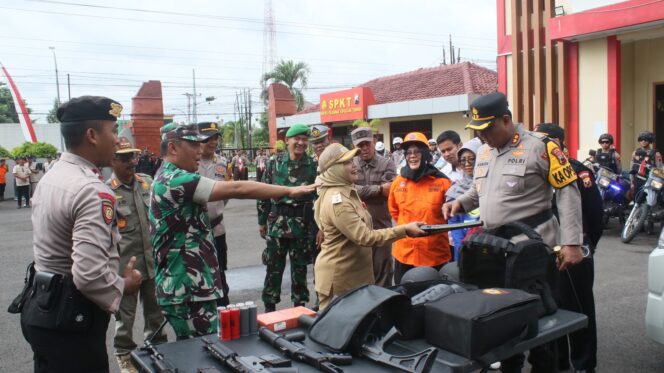 
					Upacara Gelar Pasukan Operasi Lilin Candi 2024 di Blora