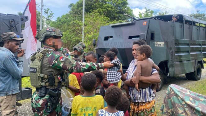 
					Warga Tomonsatu Sambut Hangat Komsos Marinir Habema