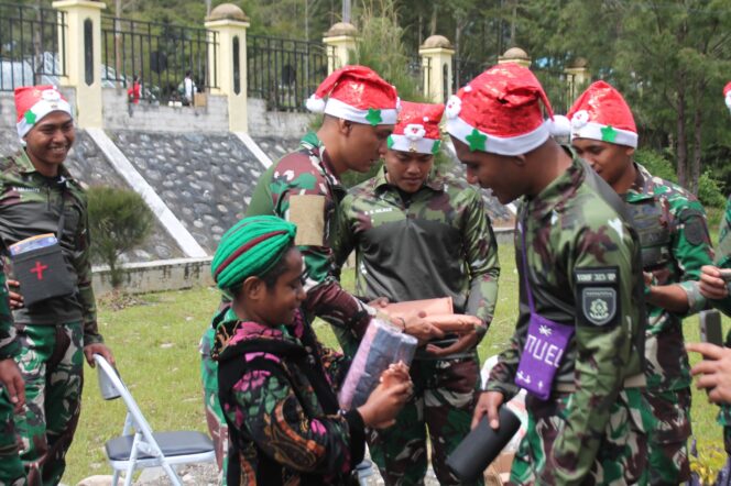 
					Satgas Yonif 323/Buaya Putih Laksanakan Ibadah Mingguan dan Berbagi Sukacita Natal dengan Masyarakat