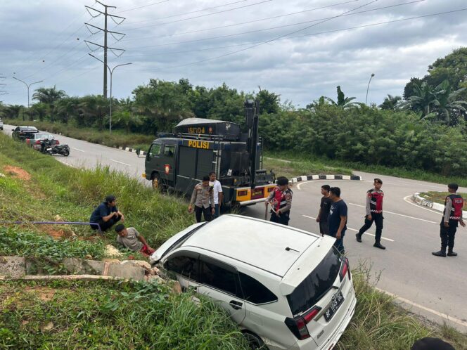 
RESPONS CEPAT DITSAMAPTA POLDA KEPRI: EVAKUASI KECELAKAAN TUNGGAL DI NONGSA, TINGKATKAN KESADARAN KESELAMATAN BERKENDARA