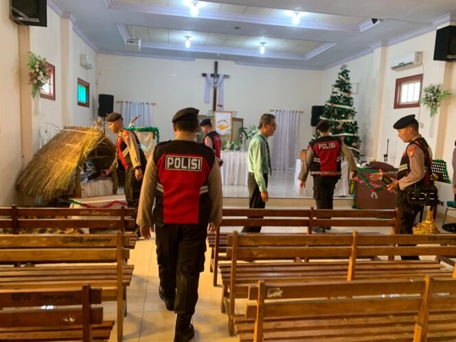 
Polres Lumajang Amankan Natal dengan Sterilisasi dan Pengamanan Ketat Gereja