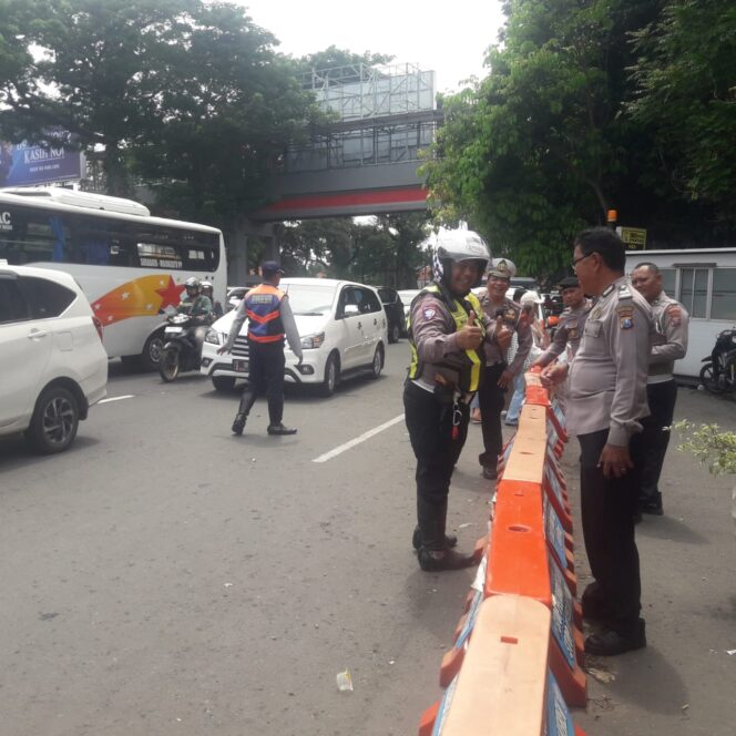 
Ops Lilin Semeru, Polrestabes Surabaya Pertebal Pengamanan Pasca Natal di Tempat Wisata