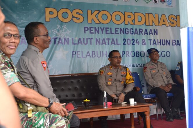 
Cek Kesiapan dan Kelengkapan Personel, Kapolres Probolinggo Kota Cek Pos Pengamanan Nataru 2024