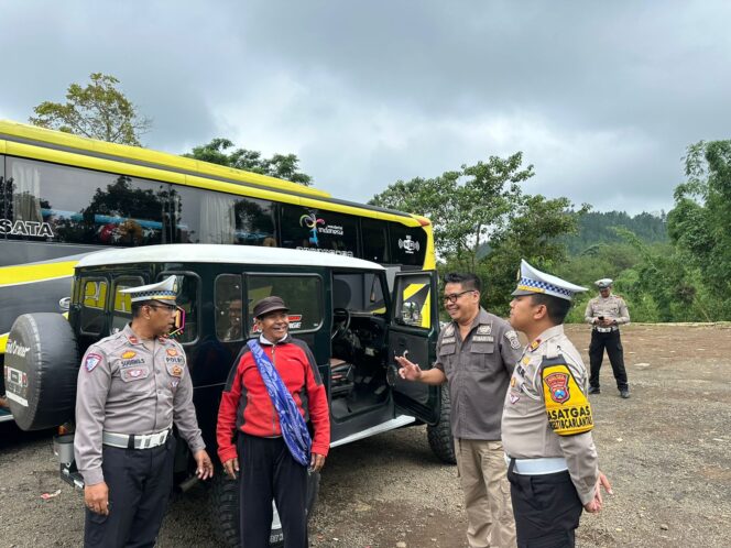 
Polres Probolinggo Tes Urine Sopir Jeep dan Bus Wisata Untuk Keamanan Wisatawan Bromo