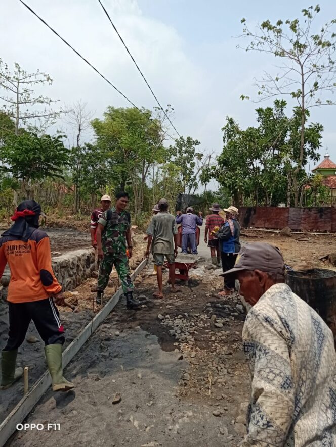 
Koramil Lumbang Lakukan Pemantauan Pembangunan Jalan Rabat Beton Desa Purut