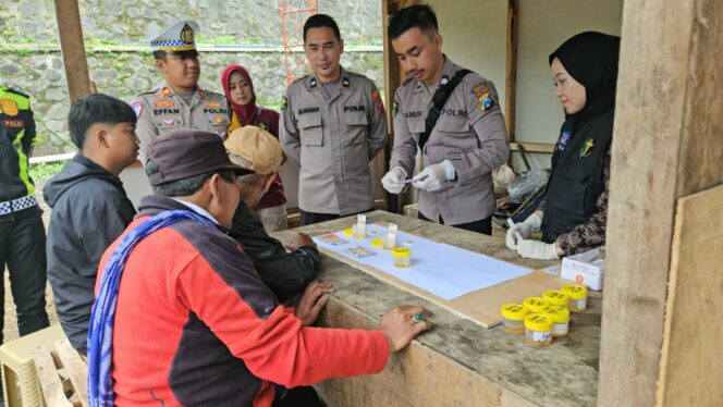 
Polres Probolinggo Gelar Tes Urine Sopir Wisata Gunung Bromo untuk Keamanan, Dua Sopir Langsung Diamankan 