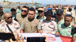 Satgas AMP Sahabat Cak Sam LIRA Probolinggo Kirim 2500 Kardus Air Bersih untuk Warga Pulau Gili Ketapang Terdampak Krisis Air